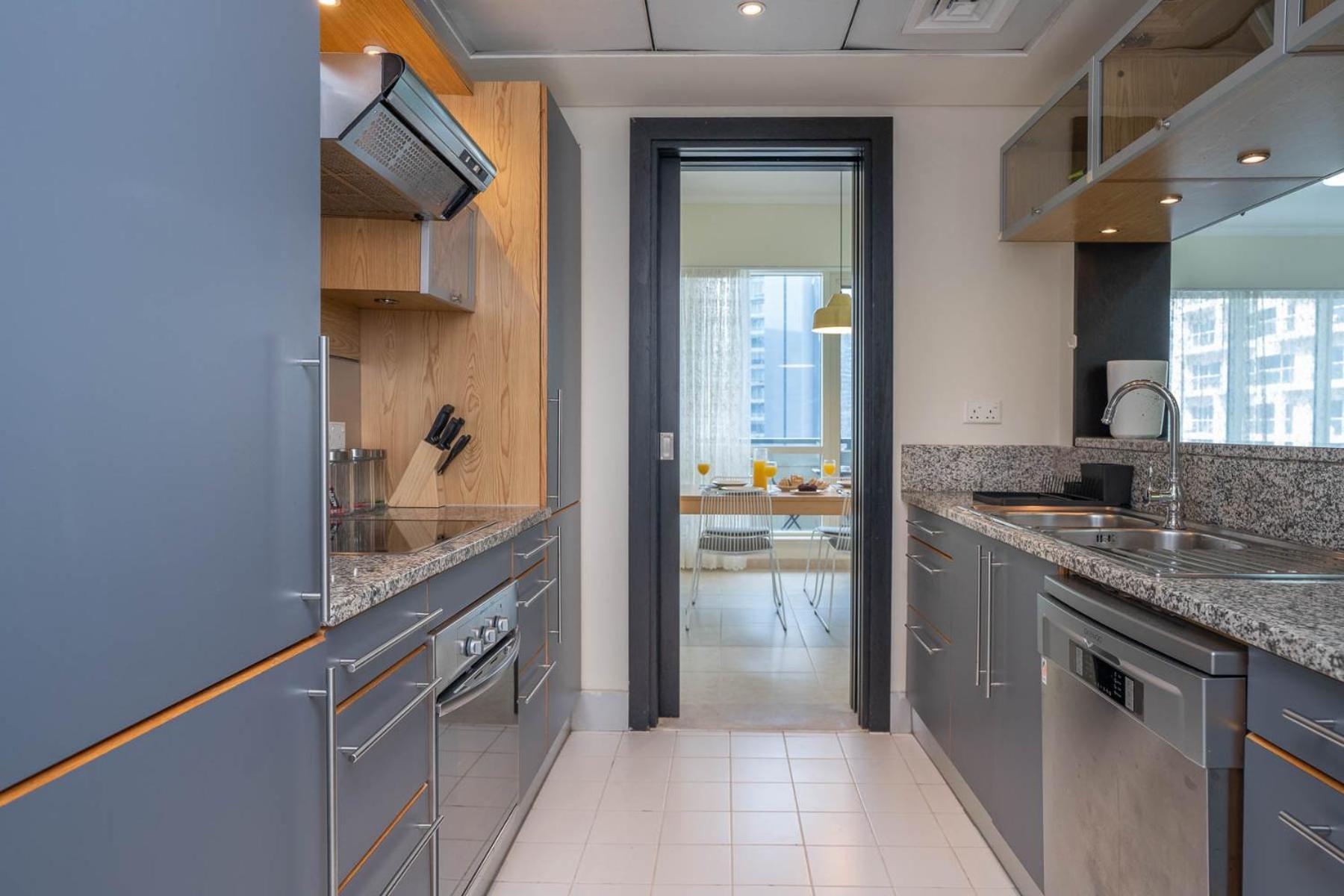 Spacious Living 1 Bedroom Marina Apartment