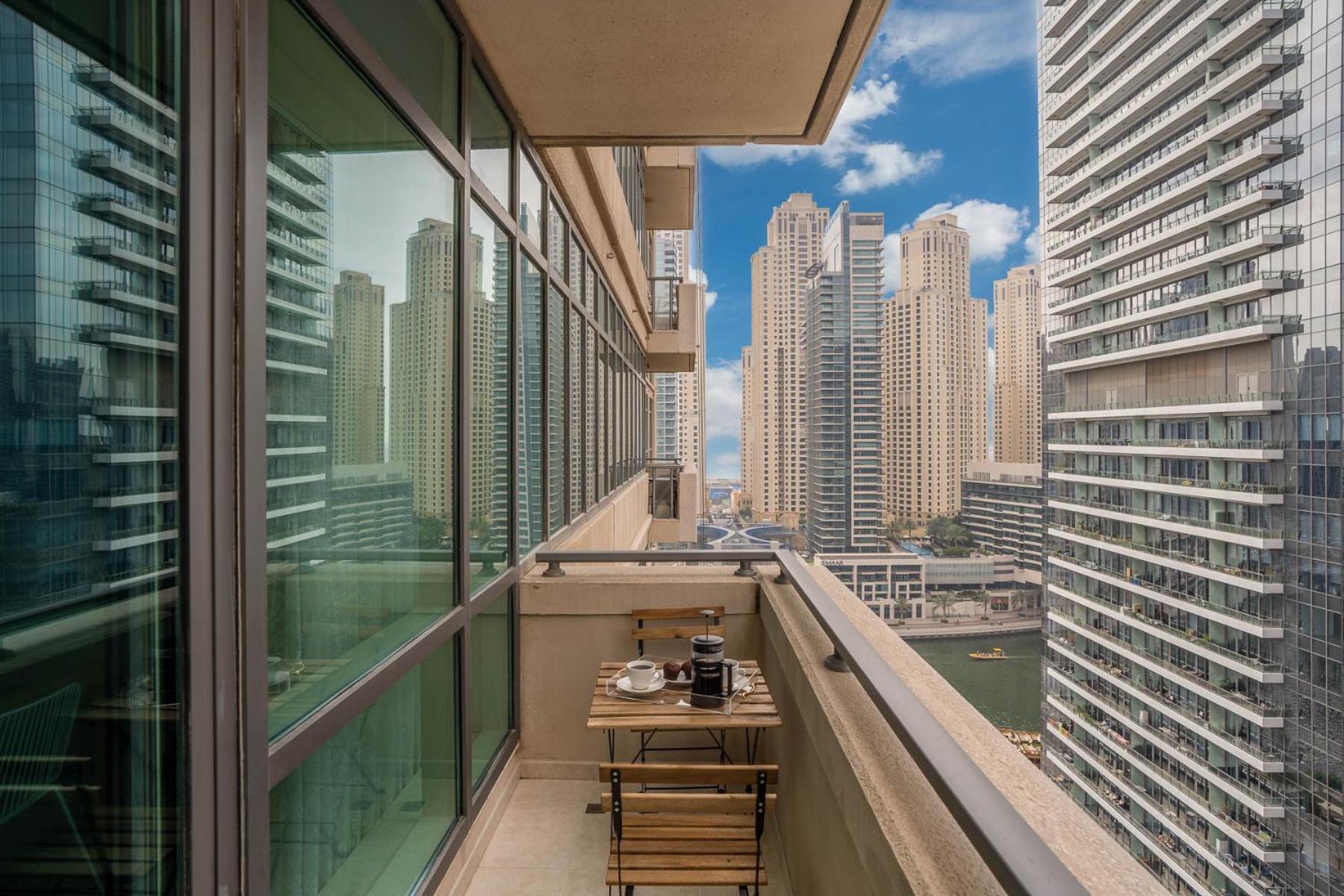 Spacious Living 1 Bedroom Marina Apartment *