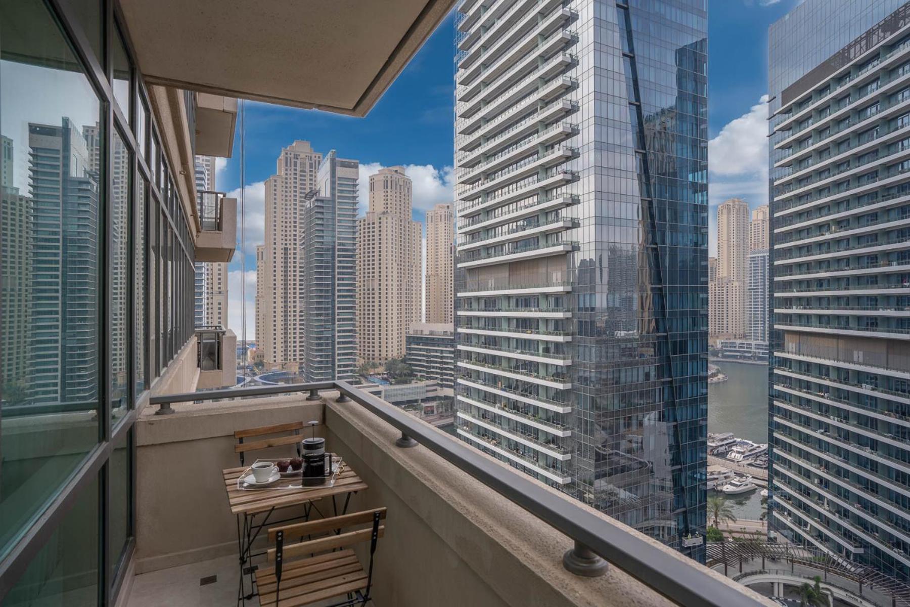 Spacious Living 1 Bedroom Marina Apartment *